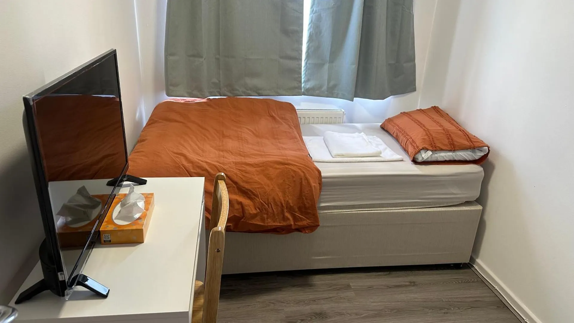 Hlm Property Single Room Only London 0*,